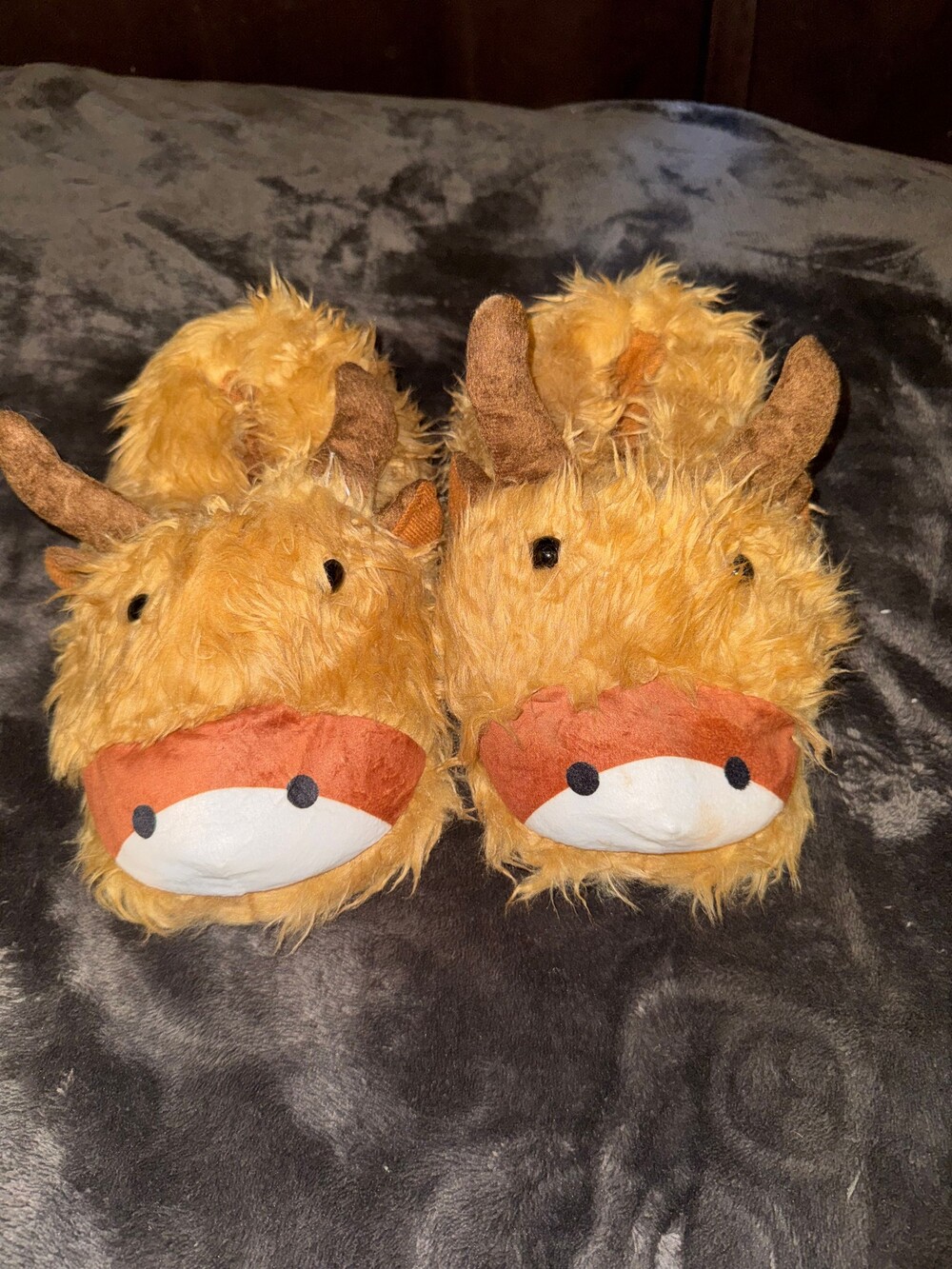 NWOT Fuzzy highland cow slippers size - large